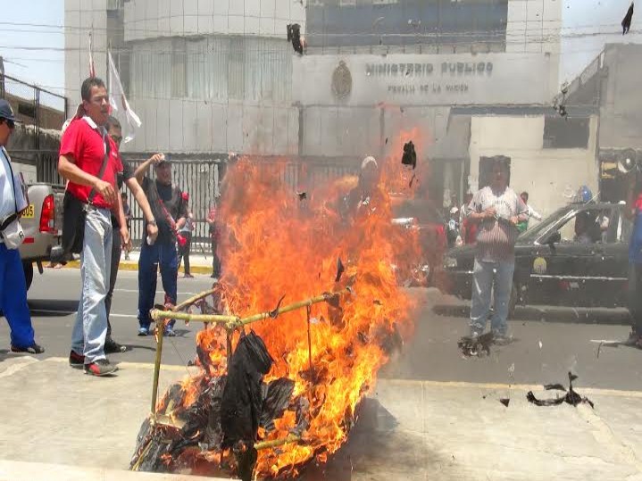 Chimbote: trabajadores del Ministerio Público queman ataúdes como medida de protesta