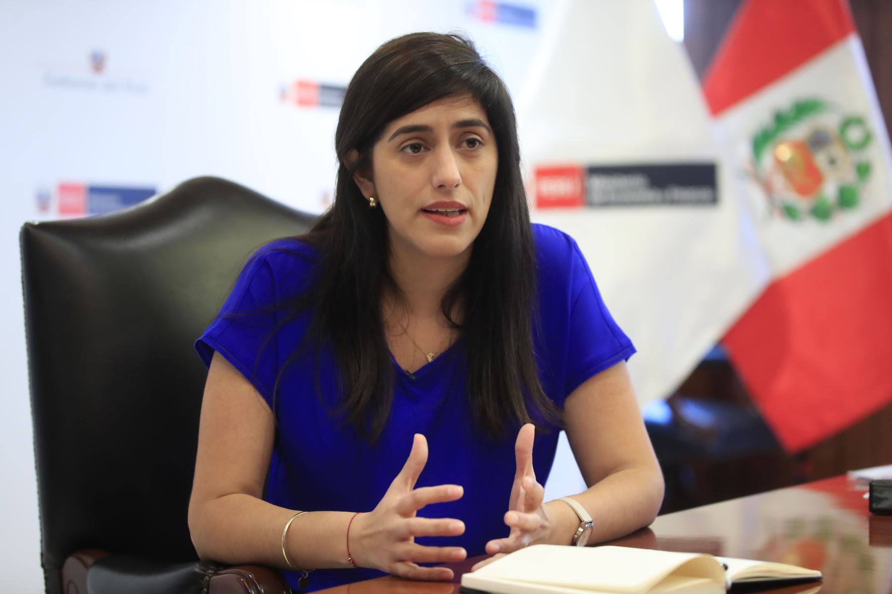 Ministra de Economía informa que buscan otorgar recursos a municipios para continuar inversiones 