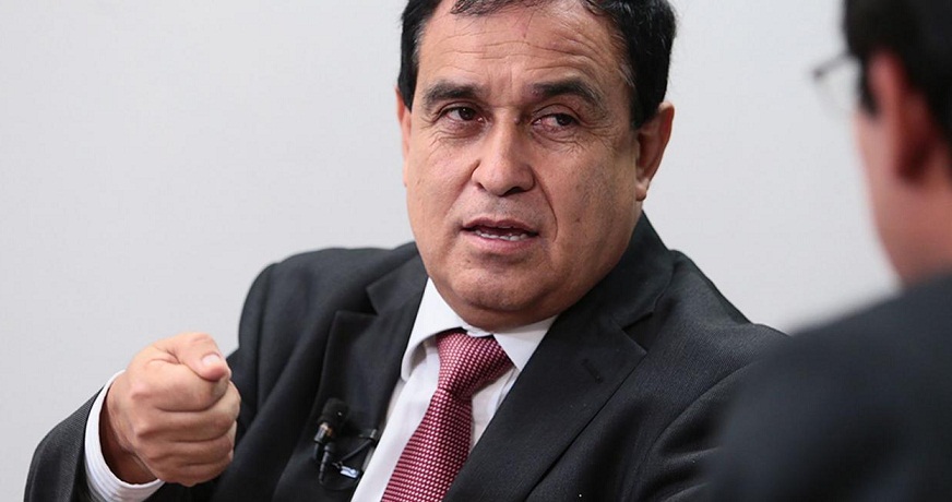 Denuncian que esposa y parientes de ministro Otárola estarían involucrados en tráfico de influencias