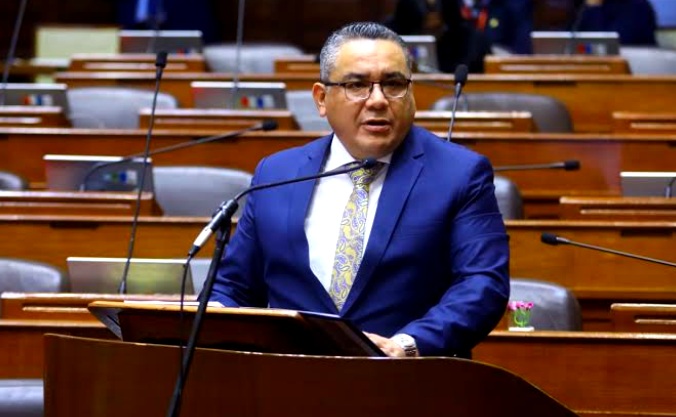  Consiguen 33 firmas para presentar censura contra ministro Juan Santiváñez