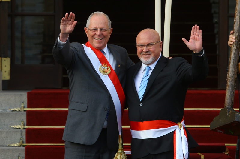 Ministro Carlos Bruce: “Trabajaremos para dar a los damnificados una casa digna y decorosa”