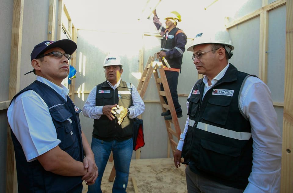 Chimbote: ministro de Vivienda verifica instalación de módulos para damnificados por “El Niño Costero"