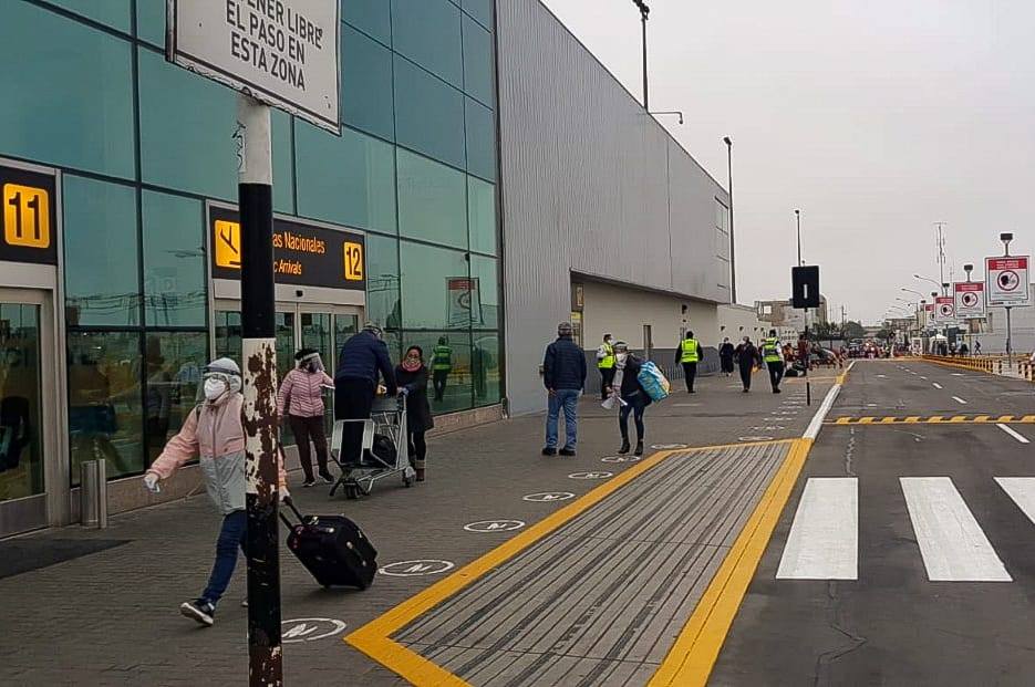 Ministro de transportes coordina para mejorar el restablecimiento de viajes aéreos nacionales