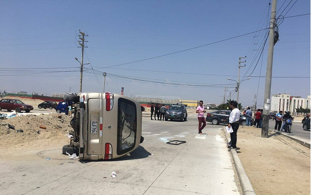 Minivan que traslada escolares del jardín Travesuras volcó aparatosamente en Nuevo Chimbote