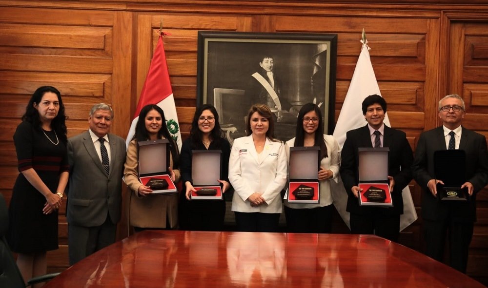Minsa premia a estudiantes que obtuvieron primeros puestos en Examen Nacional de Medicina