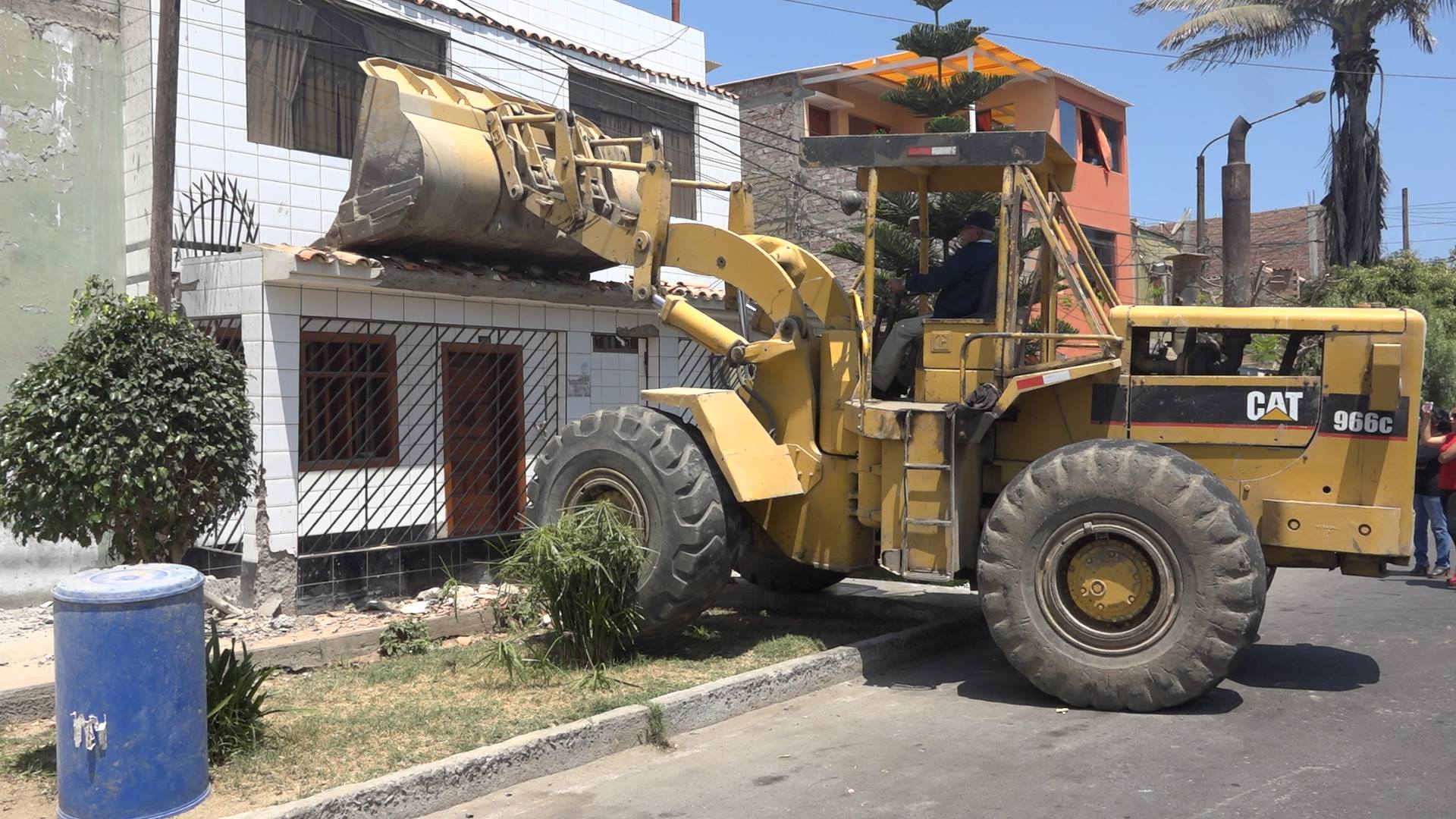 Chimbote: En “Miramar Bajo” demuelen cerco de vivienda que venía obstruyendo la vía pública