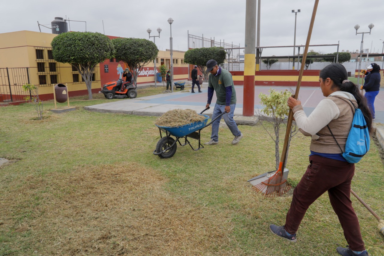 Chimbote: inician mantenimiento de áreas verdes en complejos deportivos de la ciudad