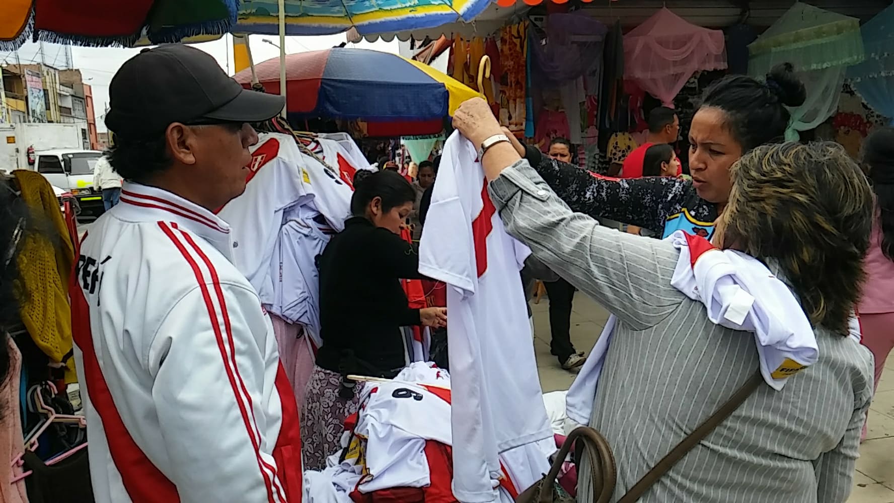 Chimbote: vendedores ambulantes hacen su "agosto" con la fiebre del Mundial Rusia 2018