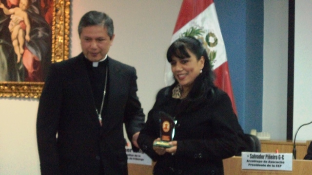 Saludo de fray Héctor Herrera a Chimbote en Línea por premio obtenido