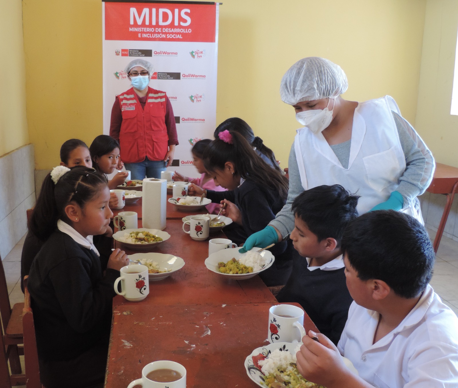 Monitores de gestión local supervisan servicio alimentario en instituciones educativas de Áncash