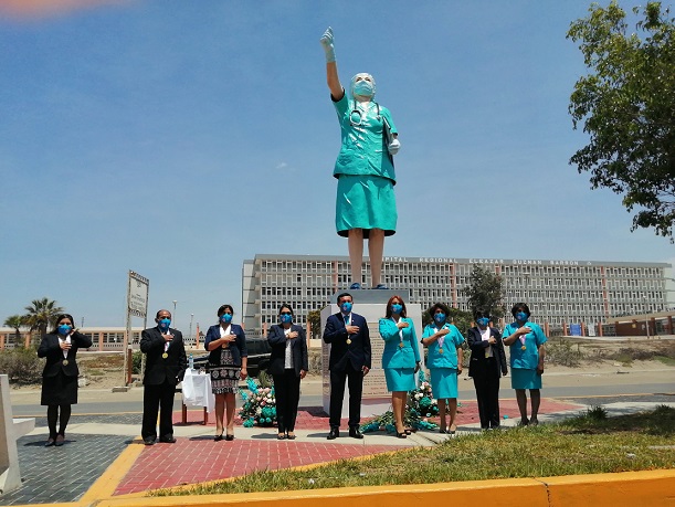 Develan monumento más grande del mundo en homenaje a la enfermera en Nuevo Chimbote