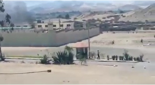 Presos del penal de Cambio Puente realizaron motín y policías con disparos tuvieron que retomar el control (VIDEO)