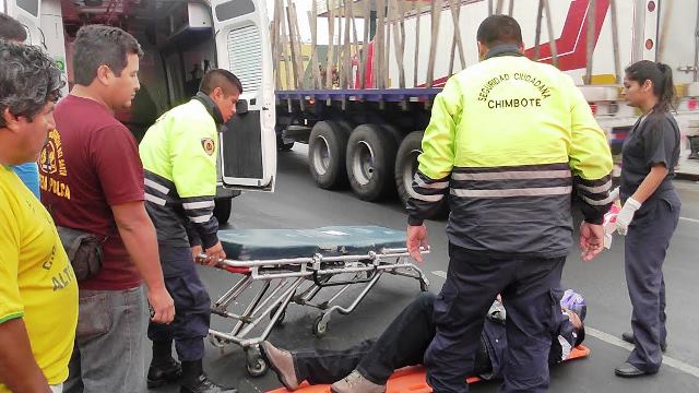 Chimbote: Combi ocasiona aparatosa caída de motociclista y se da a la fuga