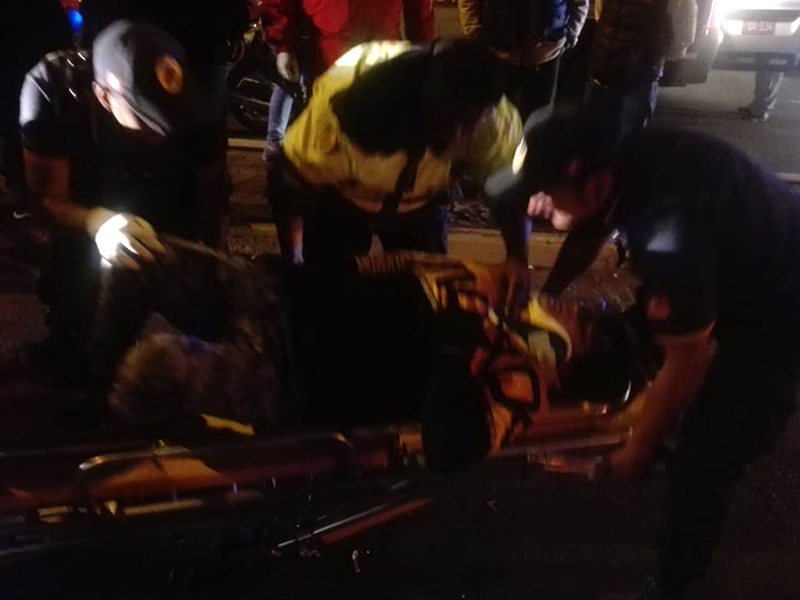 Motociclista resultó herido al chocar con moto carga