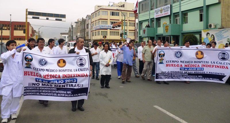 Médicos y enfermeras del Minsa se movilizaron por el centro de Chimbote