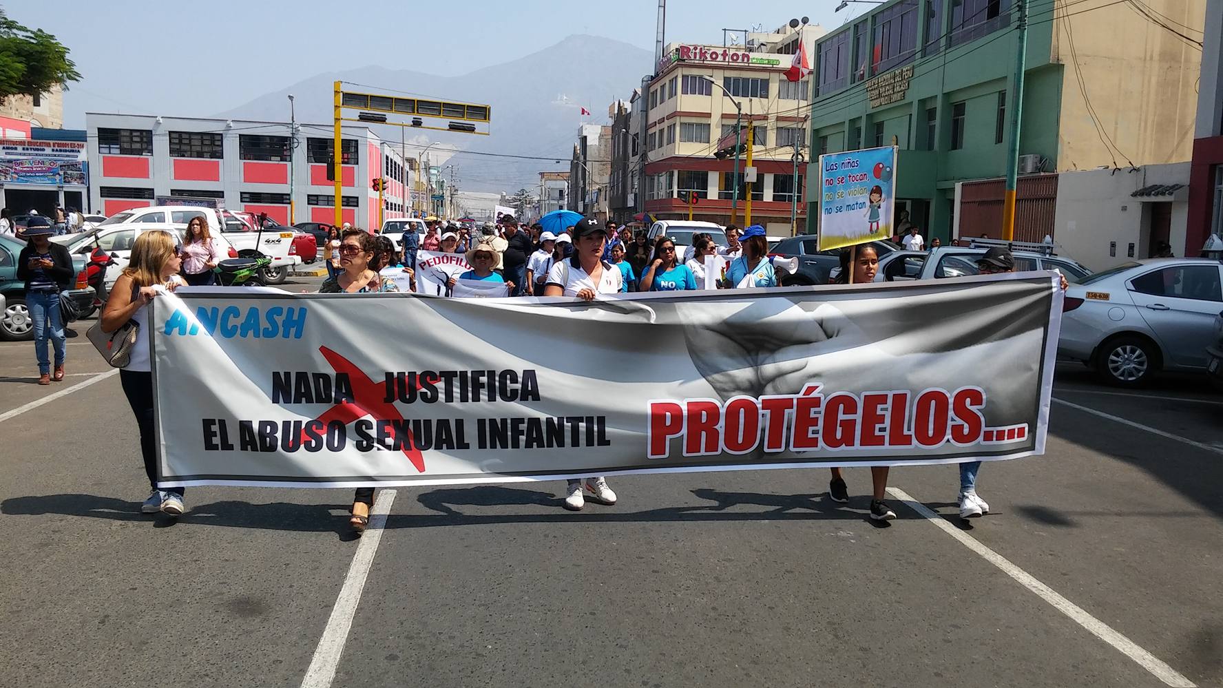 Chimbote: ciudadanos se movilizan en rechazo a la violencia sexual contra menores 