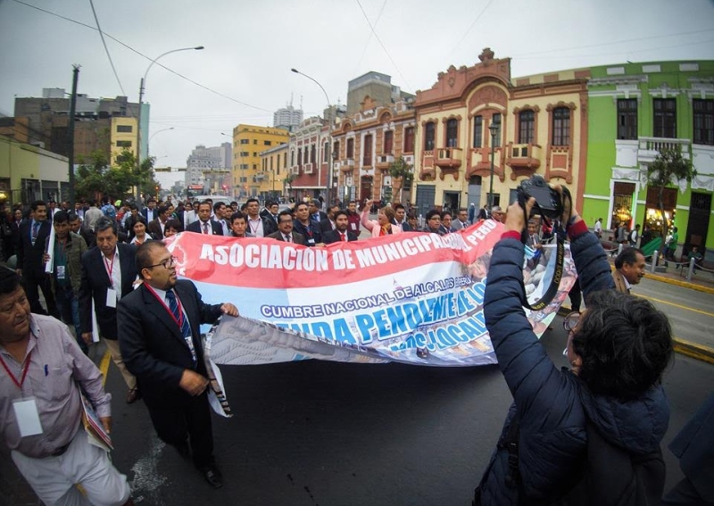 Victoria Espinoza participo en marcha de alcaldes por la descentralización de presupuesto