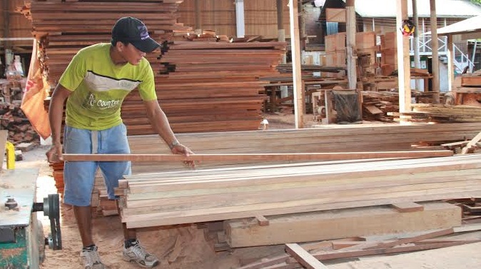 Muebles escolares son producidos con madera de bosques naturales certificados