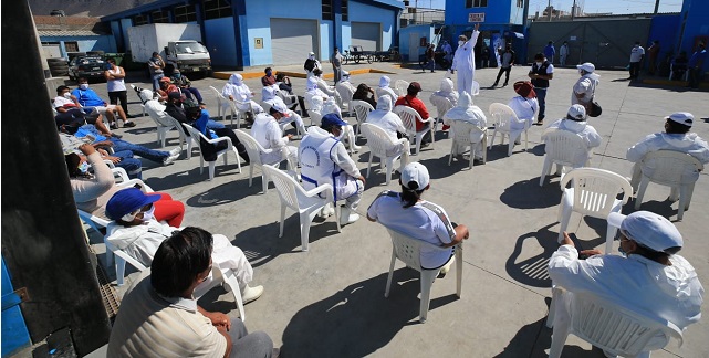 Chimbote: 62 vendedores de pescado en muelle están con covid-19 y rechazan ir a zonas de aislamiento