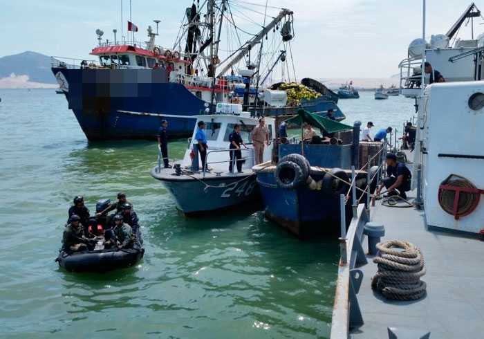Decomisan 14 toneladas de anchoveta en mal estado de una lancha en el muelle municipal de Chimbote