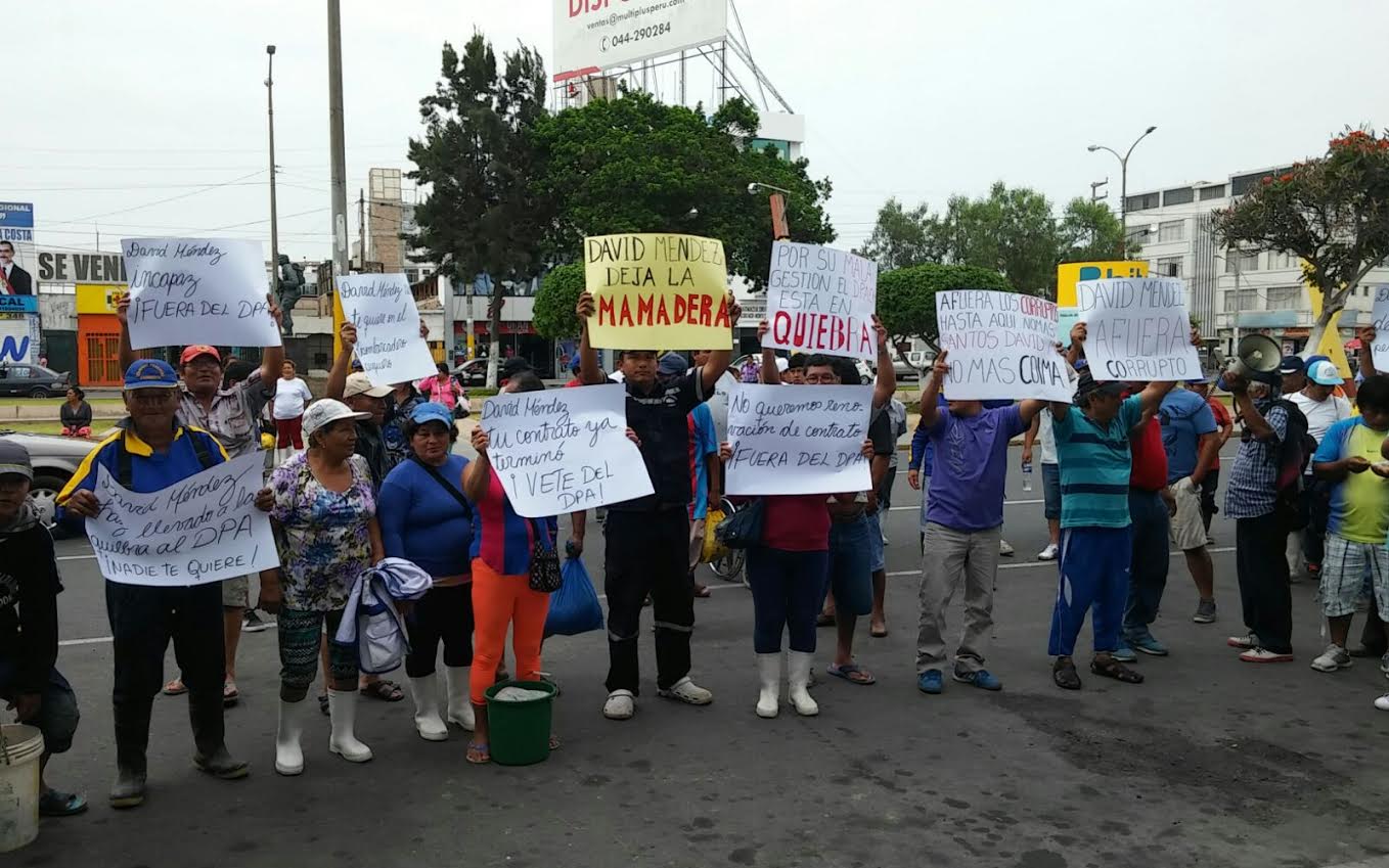  Trabajadores del muelle artesanal de Chimbote insisten en pedir la salida del administrador