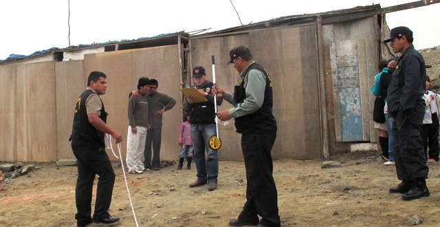 Chofer causó muerte de su hijo de 1 año al atropellarlo en su cochera