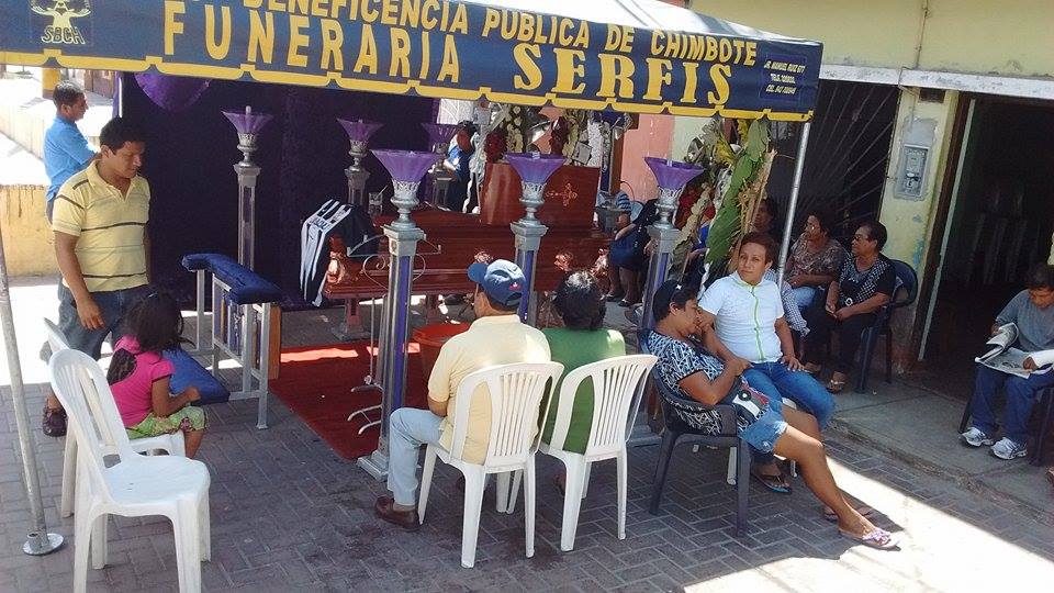 Chimbote: en plena calle velan féretro de joven vigilante asesinado por sicarios 