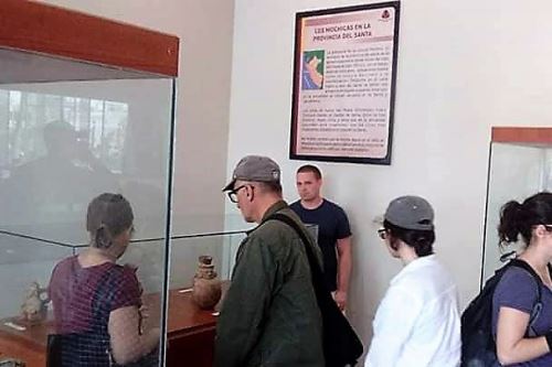 Estudiantes de Universidad de Alabama visitan muestra arqueológica en Chimbote