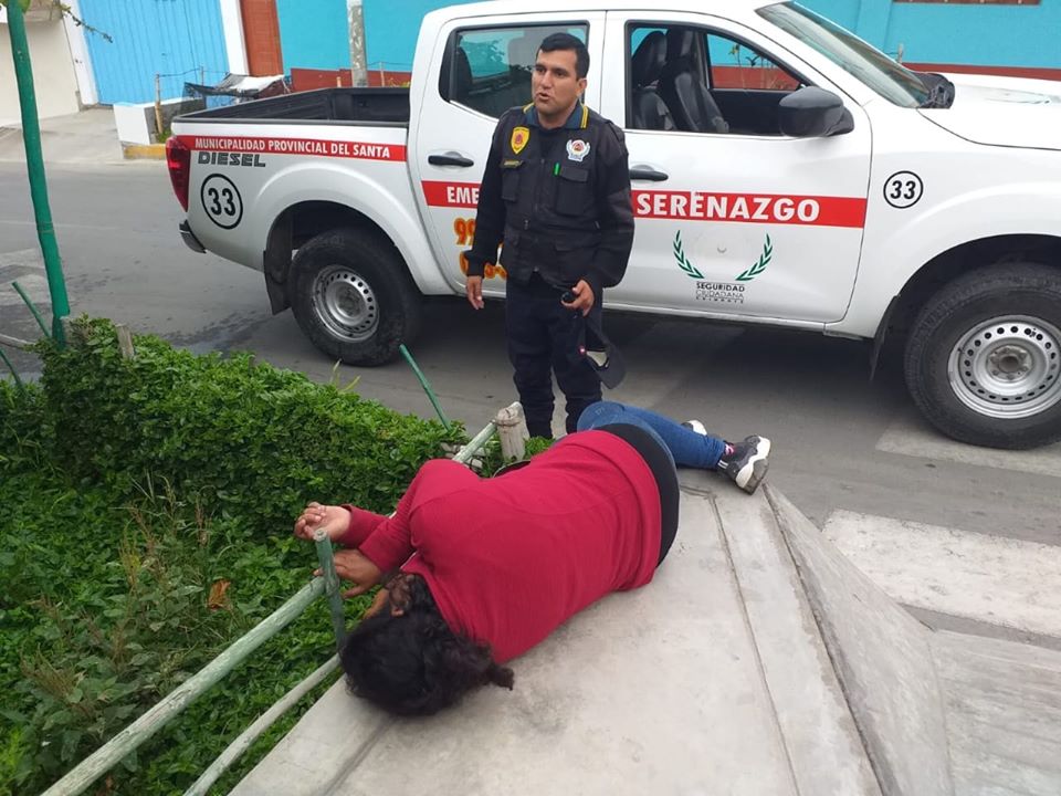 Chimbote: mujer quedó inconsciente en la vía pública por ingesta de bebidas alcohólicas en Navidad