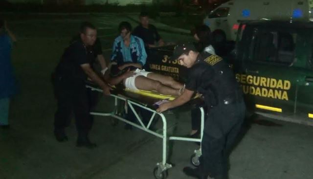 Paramédicos auxilian a mujer que fue atropellada por mototaxista