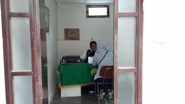 Mujer corta con un vaso de vidrio el rostro de una joven en Nuevo Chimbote