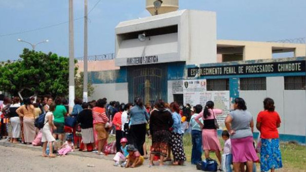 Detienen a mujer que pretendía ingresar marihuana a la cárcel de Chimbote escondida en pollo y pescado