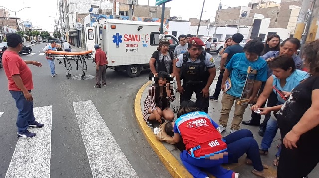 Mujer fue hallada tendida en la vereda con una herida sangrante en el abdomen en Chimbote