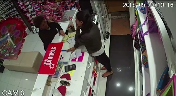 Adulta mayor sorprende a trabajadores venezolanos para robar en tienda de zapatillas en Chimbote