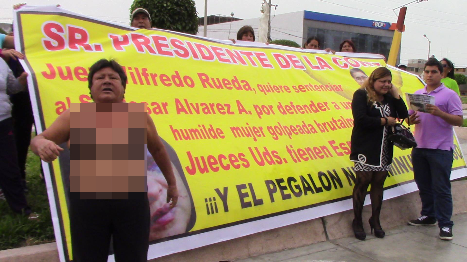 Chimbote: mujer se desnuda en protesta por querella contra Cesar Álvarez