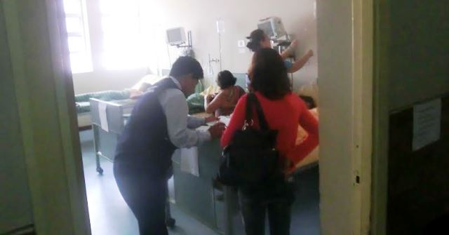 Violencia extrema: Mujer es acuchillada y otra arrojada a una parrilla ardiendo por su pareja