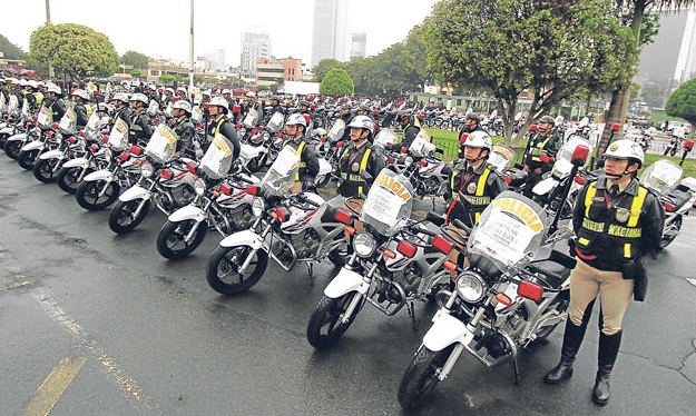 Policías femeninas frenarán en Lima a transportistas corruptos