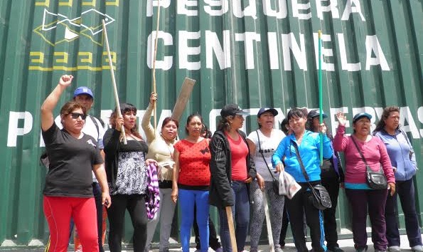  Mujeres dedicadas a reparar redes de pesca exigen sus pagos