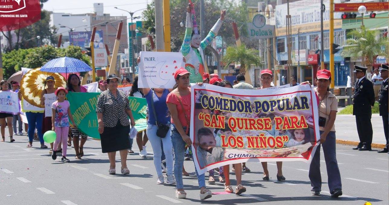  Chimbote: mujeres de comedores populares desfilaron por el Día Internacional de la Mujer