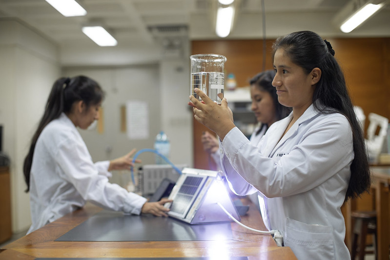 Escolares talentosas podrán postular a 150 becas para carreras de Ciencias