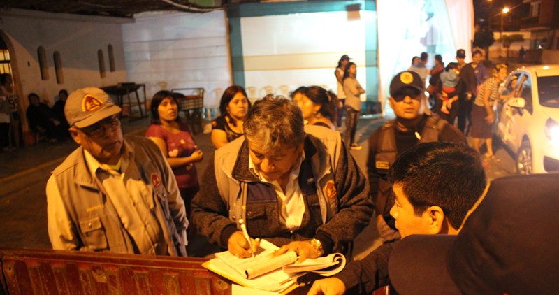 Multaron a vecinos que instalaron toldo en vía pública en El Acero