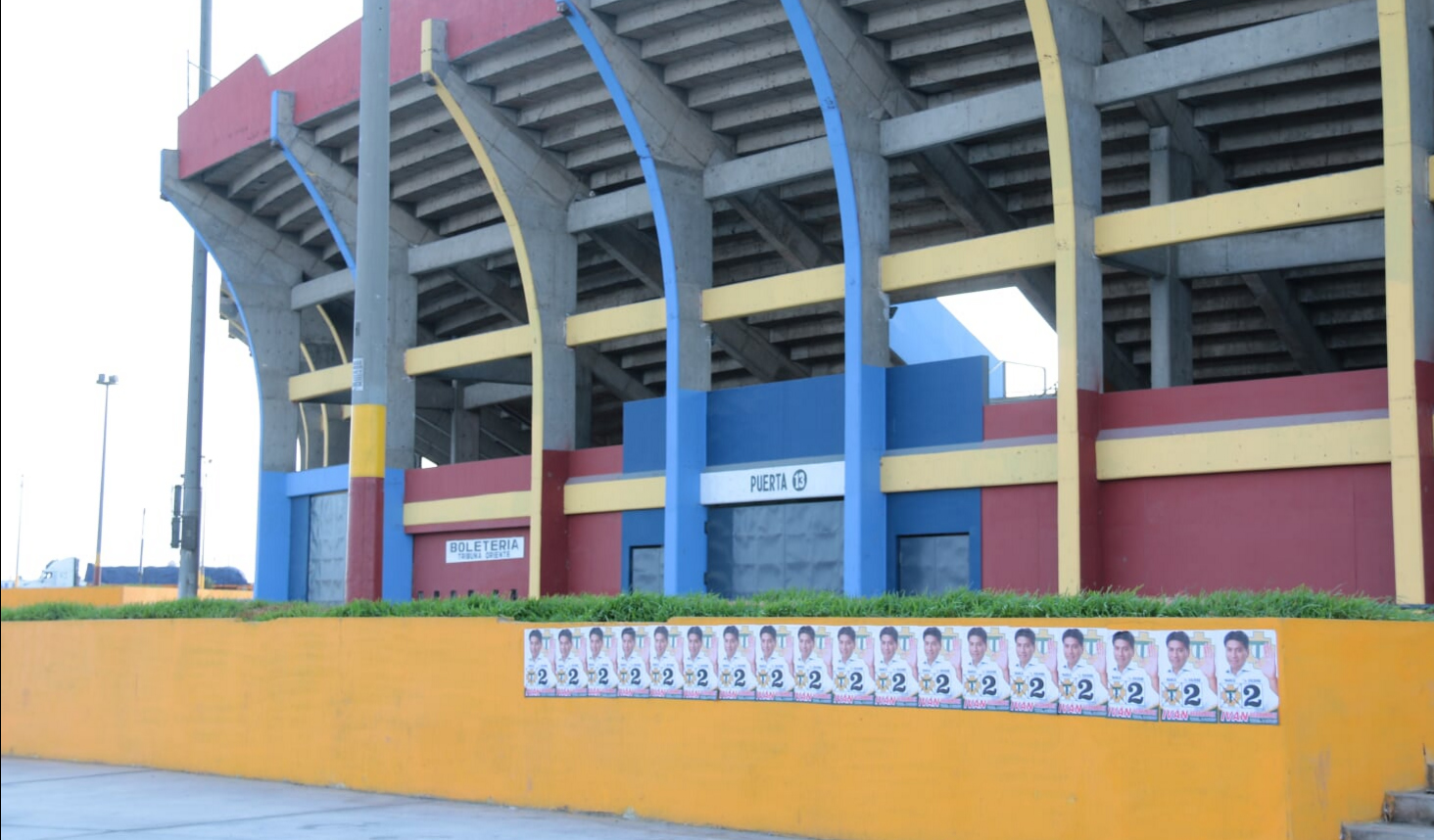 Candidato al Congreso fue multado por colocar propaganda en estadio de Chimbote