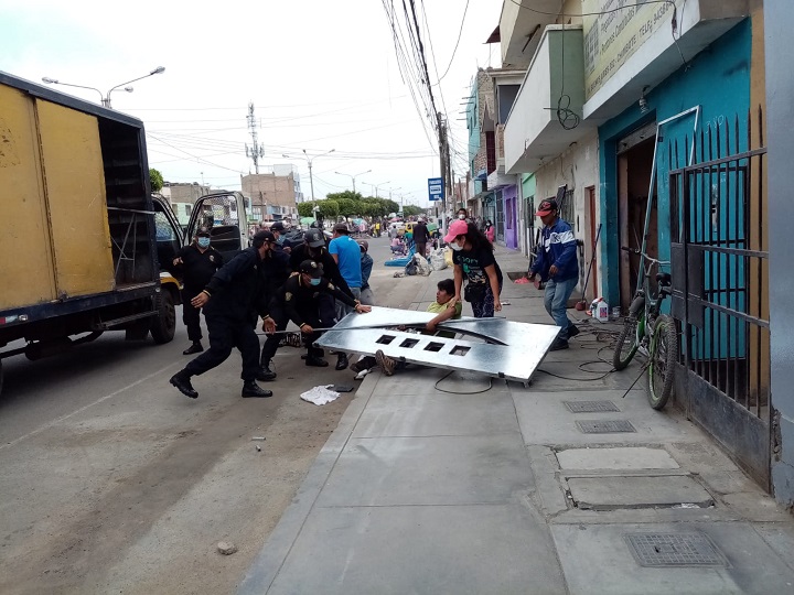 Multan a propietario de taller de estructuras metálicas por no tener licencia y trabajar en la vía pública