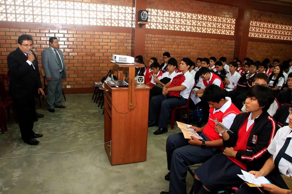 Chimbote: Alumnos del colegio Mundo Mejor reciben charla sobre justicia de paz escolar