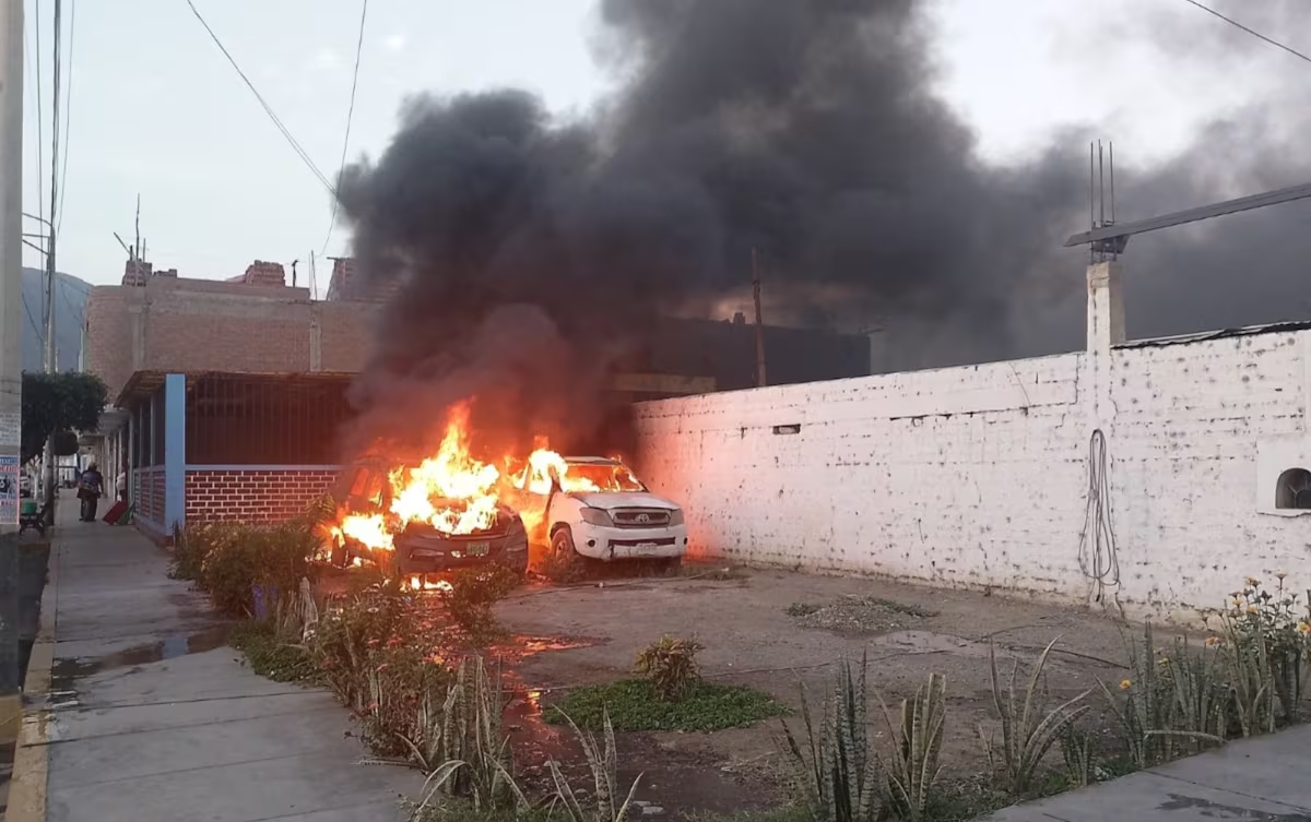 Dos patrullas de la Policía Nacional del Perú quedan calcinadas en Nepeña