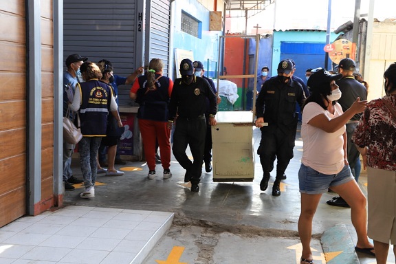 Chimbote: retiran módulos de venta ambulatoria que bloqueaban accesos del mercado Alfonso Ugarte