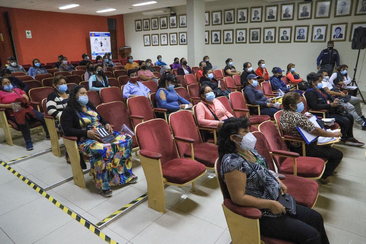 Comerciantes de mercados de Chimbote son capacitados para reforzar manejo de protocolos de bioseguridad 