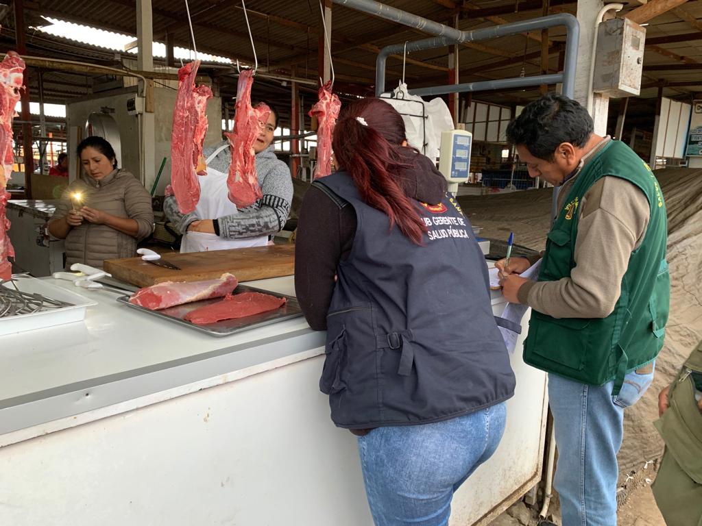 Inspeccionan puestos de venta de carne del mercado Dos de Mayo de Chimbote