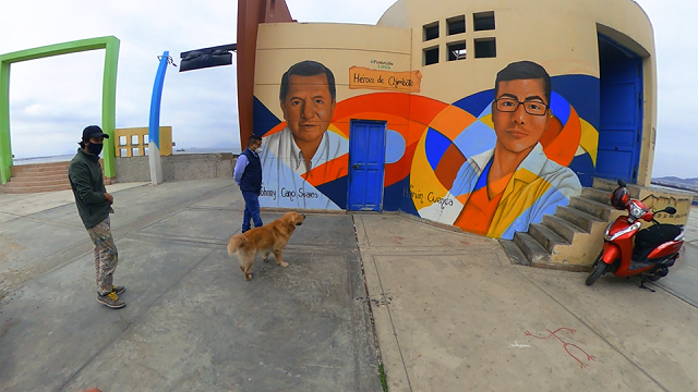 Joven artista rinde homenaje a médicos que fallecieron batallando al covid-19 en murales de Chimbote