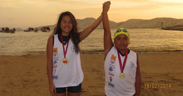 Nadando de la Isla Blanca a la playa de Chimbote